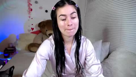 Snapshot of allierose_ chatting on February 16, 10:10 pm Allie online show from February 16, 10:10 pm