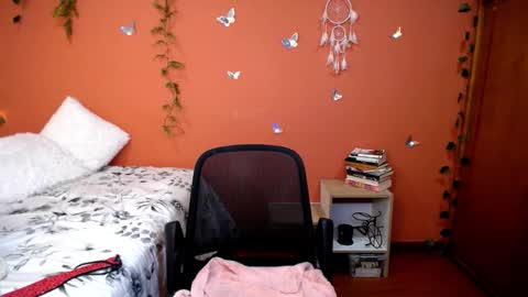 Snapshot of allierose_ chatting on October 17, 8:22 pm Allie online show from October 17, 8:22 pm