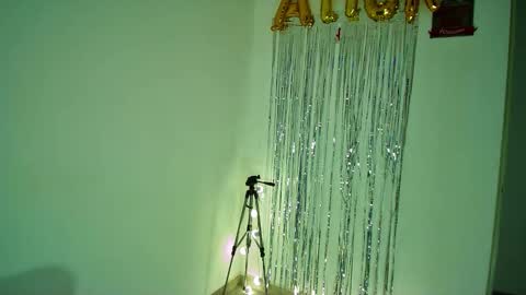 Snapshot of allisson_rose chatting on November 15, 4:32 am Alli online show from November 15, 4:32 am