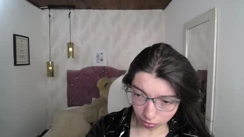 Snapshot of alllyson_ chatting on December 17, 8:15 pm alison online show from December 17, 8:15 pm