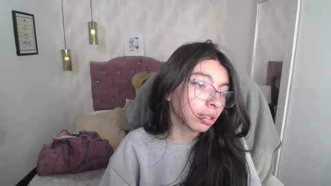 Snapshot of alllyson_ chatting on December 18, 8:15 pm alison online show from December 18, 8:15 pm
