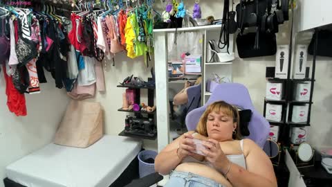 Snapshot of allsson_miller chatting on January 28, 5:11 am allsson_miller online show from January 28, 5:11 am