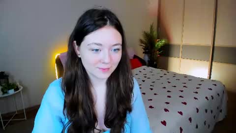 Snapshot of alluringeyess chatting on June 14, 4:47 am alluringeyess online show from June 14, 4:47 am