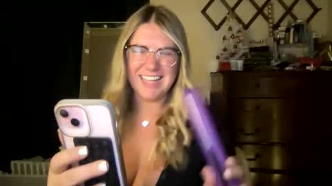 Snapshot of allyanalangel chatting on December 15, 11:09 pm allyanalangel online show from December 15, 11:09 pm