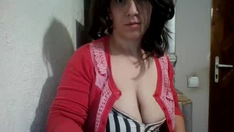 Snapshot of alma_amy chatting on December 15, 10:47 pm Alma online show from December 15, 10:47 pm