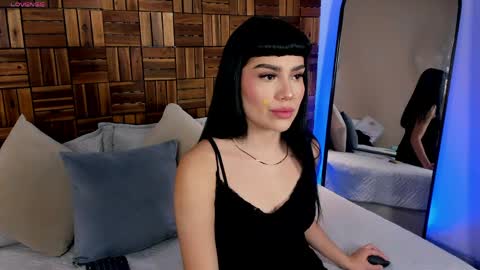 Mia online show from April 12, 3:50 pm