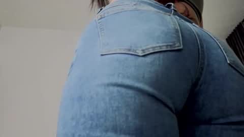 Snapshot of almma_ chatting on September 25, 2:32 pm ALMMA online show from September 25, 2:32 pm