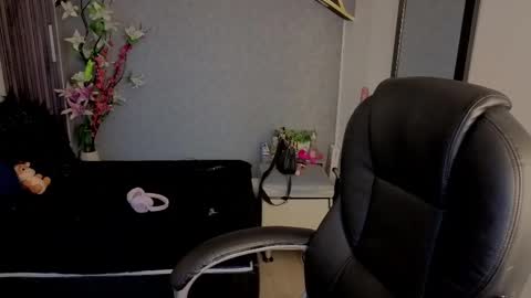Snapshot of almma_ chatting on October 22, 1:22 pm ALMMA online show from October 22, 1:22 pm