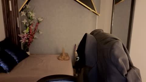 Snapshot of almma_ chatting on December 2, 1:39 pm ALMMA online show from December 2, 1:39 pm