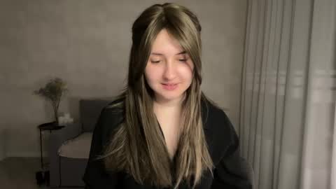 Snapshot of almostinnocent_ chatting on April 27, 8:51 pm Anna online show from April 27, 8:51 pm