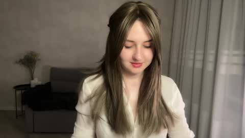 Snapshot of almostinnocent_ chatting on May 5, 7:44 pm Anna online show from May 5, 7:44 pm