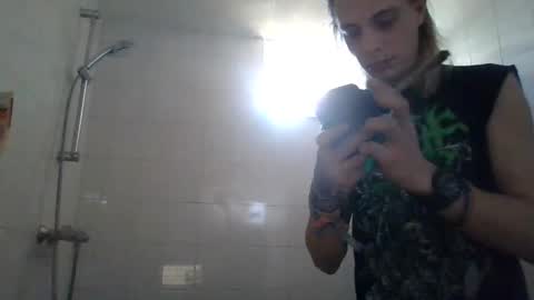 Snapshot of altboy010 chatting on January 11, 10:29 am altboy010 online show from January 11, 10:29 am