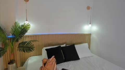 aly_leee online show from April 8, 1:11 pm