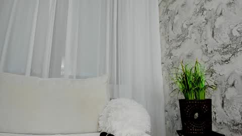 Snapshot of alyssamillan chatting on December 10, 10:17 am alysamillan online show from December 10, 10:17 am