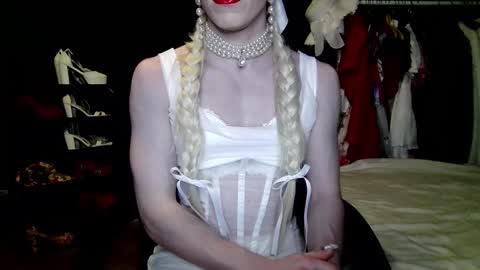 Snapshot of amaliecd chatting on October 9, 8:29 pm Amalie online show from October 9, 8:29 pm