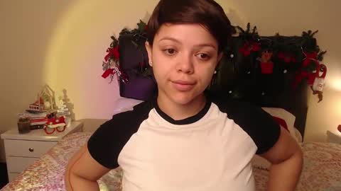 Snapshot of amand1_sweet chatting on December 28, 12:35 pm online show from December 28, 12:35 pm