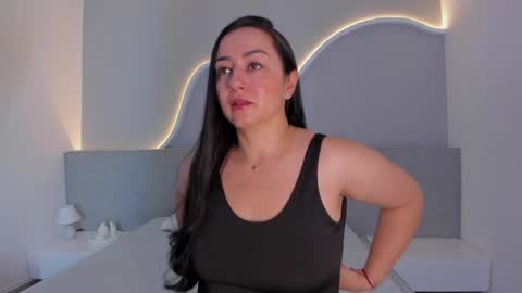 Snapshot of amanda_benz_ chatting on June 2, 11:34 am amanda_benz_ online show from June 2, 11:34 am
