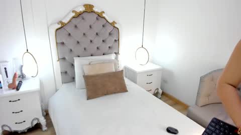 Snapshot of ambar_adamss chatting on March 4, 11:29 am Sara online show from March 4, 11:29 am