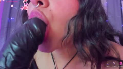 Snapshot of ambar_devon chatting on January 29, 1:37 am online show from January 29, 1:37 am