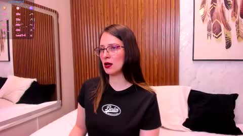 Snapshot of ambeerrwood_ chatting on January 8, 2:08 pm . Amber Wood . online show from January 8, 2:08 pm