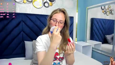 Snapshot of ambeerrwood_ chatting on February 3, 2:22 pm . Amber Wood . online show from February 3, 2:22 pm