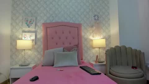 amber  ferrera online show from December 15, 8:02 pm