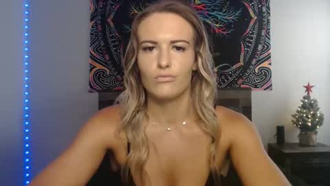 Snapshot of amber__xoxo chatting on December 2, 3:18 pm Amber online show from December 2, 3:18 pm