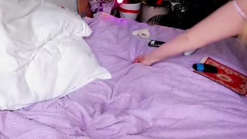 Snapshot of amberbenz chatting on February 10, 8:29 am i am here online show from February 10, 8:29 am