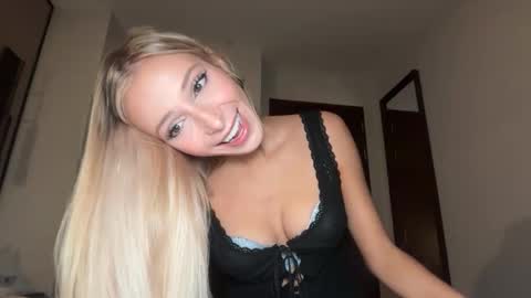 Snapshot of ambrefleur chatting on February 9, 3:21 am Ambre online show from February 9, 3:21 am