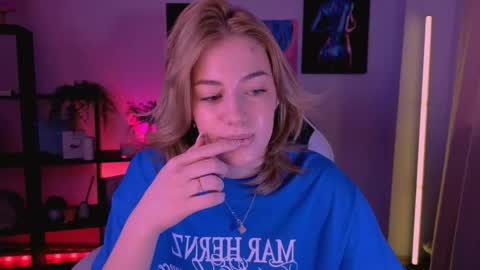 ameliarosaline online show from May 13, 2:42 am