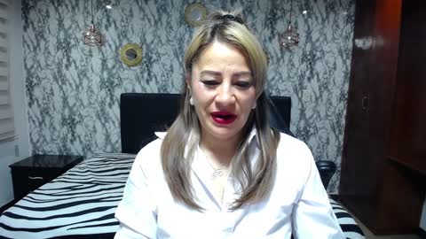 Snapshot of amell_thomson chatting on January 28, 11:28 am Amell Thomson online show from January 28, 11:28 am