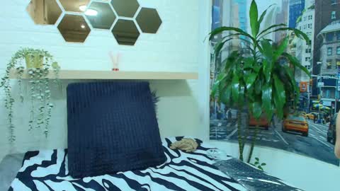 Snapshot of amell_thomson chatting on February 14, 2:33 pm Amell Thomson online show from February 14, 2:33 pm