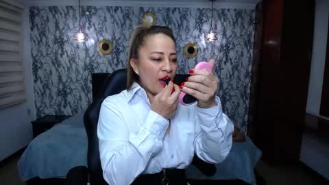 Snapshot of amell_thomson chatting on October 7, 11:29 am Amell Thomson online show from October 7, 11:29 am