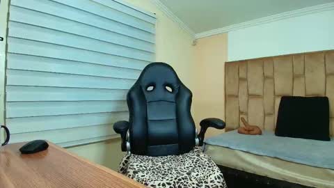 Snapshot of amell_thomson chatting on November 28, 10:51 am Amell Thomson online show from November 28, 10:51 am