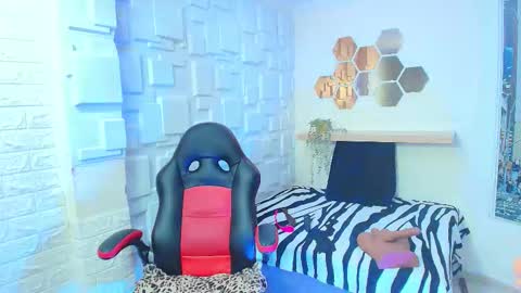 Snapshot of amell_thomson chatting on January 16, 11:25 am Amell Thomson online show from January 16, 11:25 am