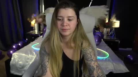 amellymillyy online show from January 17, 2:11 pm