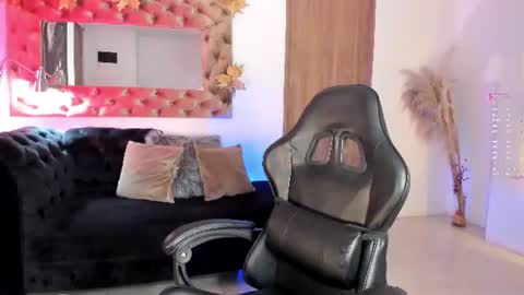 Snapshot of amelyamann chatting on June 19, 1:15 pm online show from June 19, 1:15 pm