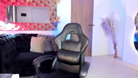 Snapshot of amelyamann chatting on June 20, 12:19 pm online show from June 20, 12:19 pm