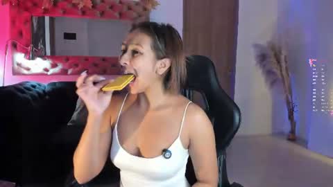 Snapshot of amelyamann chatting on June 22, 12:46 pm online show from June 22, 12:46 pm