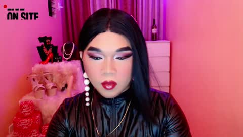 Snapshot of amiadoll chatting on December 9, 12:40 pm Queen Mireska online show from December 9, 12:40 pm