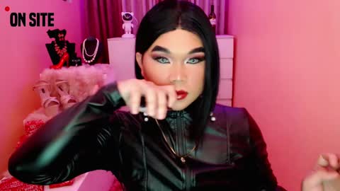 Snapshot of amiadoll chatting on December 9, 3:44 pm Queen Mireska online show from December 9, 3:44 pm