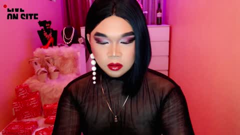 Snapshot of amiadoll chatting on December 12, 1:06 pm Queen Mireska online show from December 12, 1:06 pm