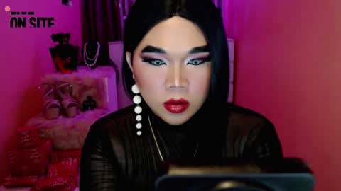 Snapshot of amiadoll chatting on December 16, 6:49 pm Queen Mireska online show from December 16, 6:49 pm