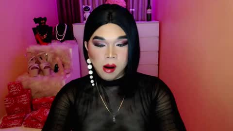 Snapshot of amiadoll chatting on December 21, 5:40 pm Queen Mireska online show from December 21, 5:40 pm