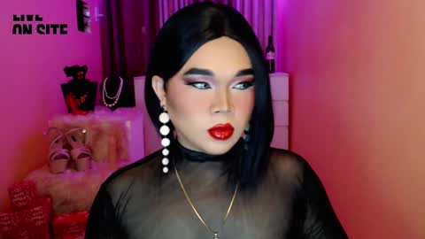 Snapshot of amiadoll chatting on December 22, 4:17 pm Queen Mireska online show from December 22, 4:17 pm