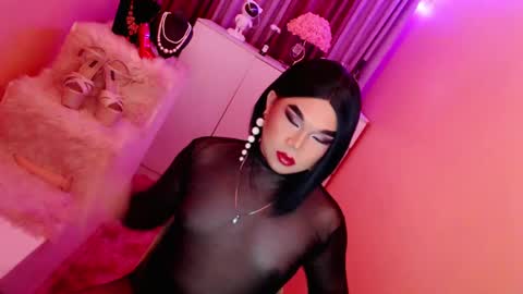 Snapshot of amiadoll chatting on January 9, 10:52 am Queen Mireska online show from January 9, 10:52 am