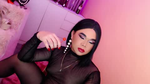 Snapshot of amiadoll chatting on January 13, 12:56 pm Queen Mireska online show from January 13, 12:56 pm