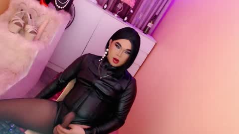 Snapshot of amiadoll chatting on January 14, 1:17 pm Queen Mireska online show from January 14, 1:17 pm