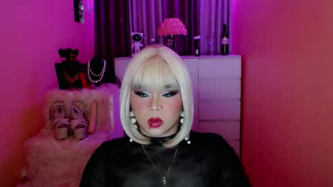 Snapshot of amiadoll chatting on January 20, 3:50 pm Queen Mireska online show from January 20, 3:50 pm