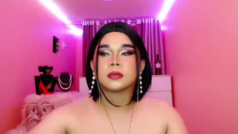 Snapshot of amiadoll chatting on February 3, 5:35 pm Queen Mireska online show from February 3, 5:35 pm